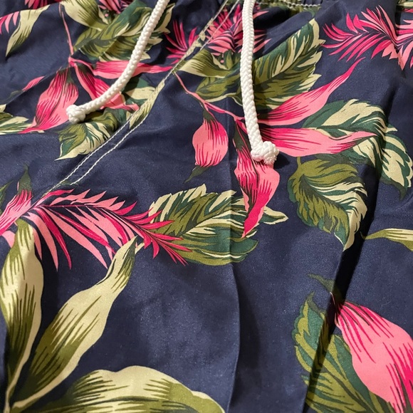 🤝 Floral Swimming Trunks 🤝 - Picture 2 of 3
